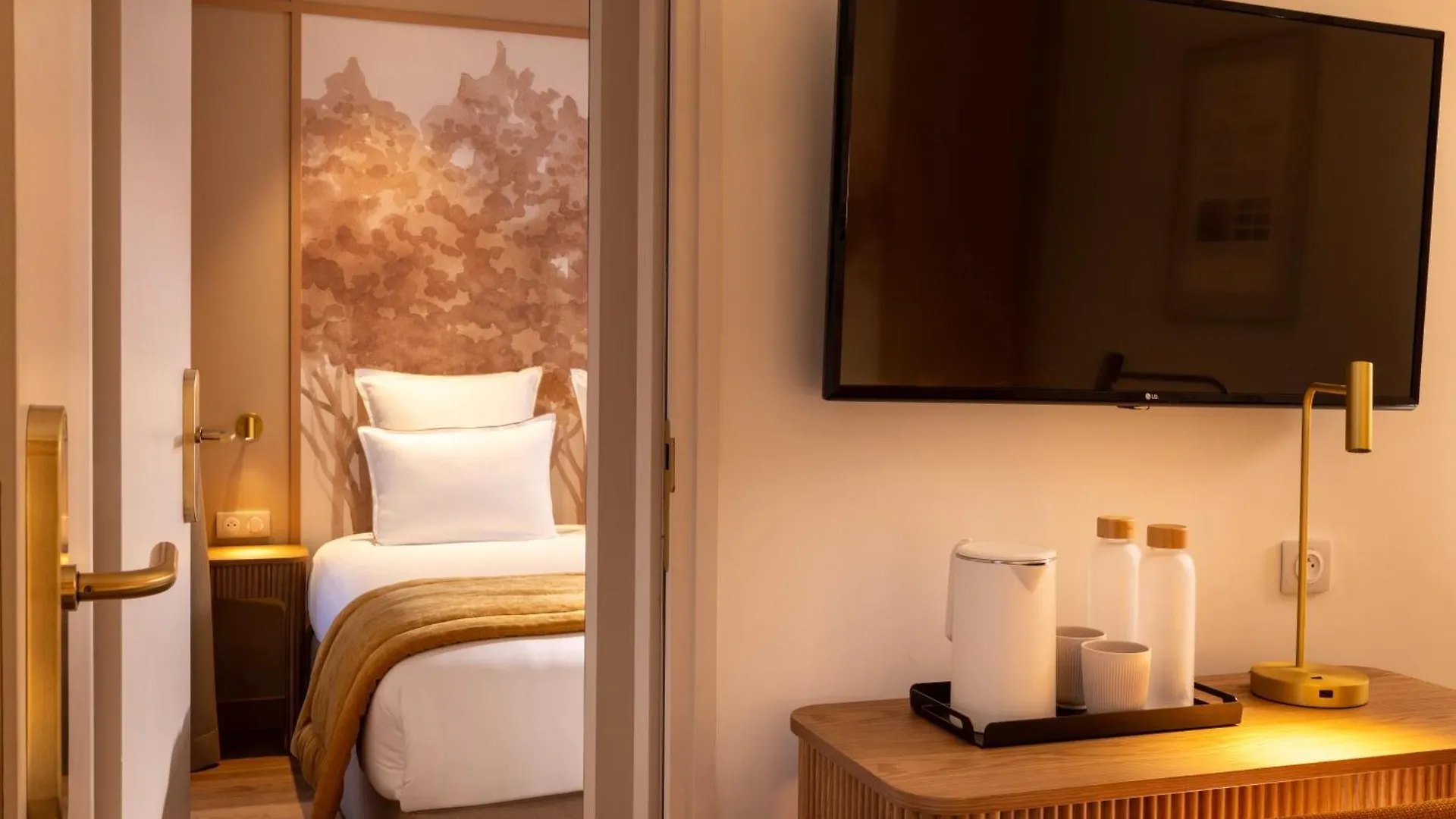 פריז Hotel Le Cardinal 4*,  צרפת