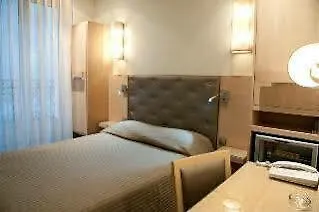 Hotel Le Cardinal Париж